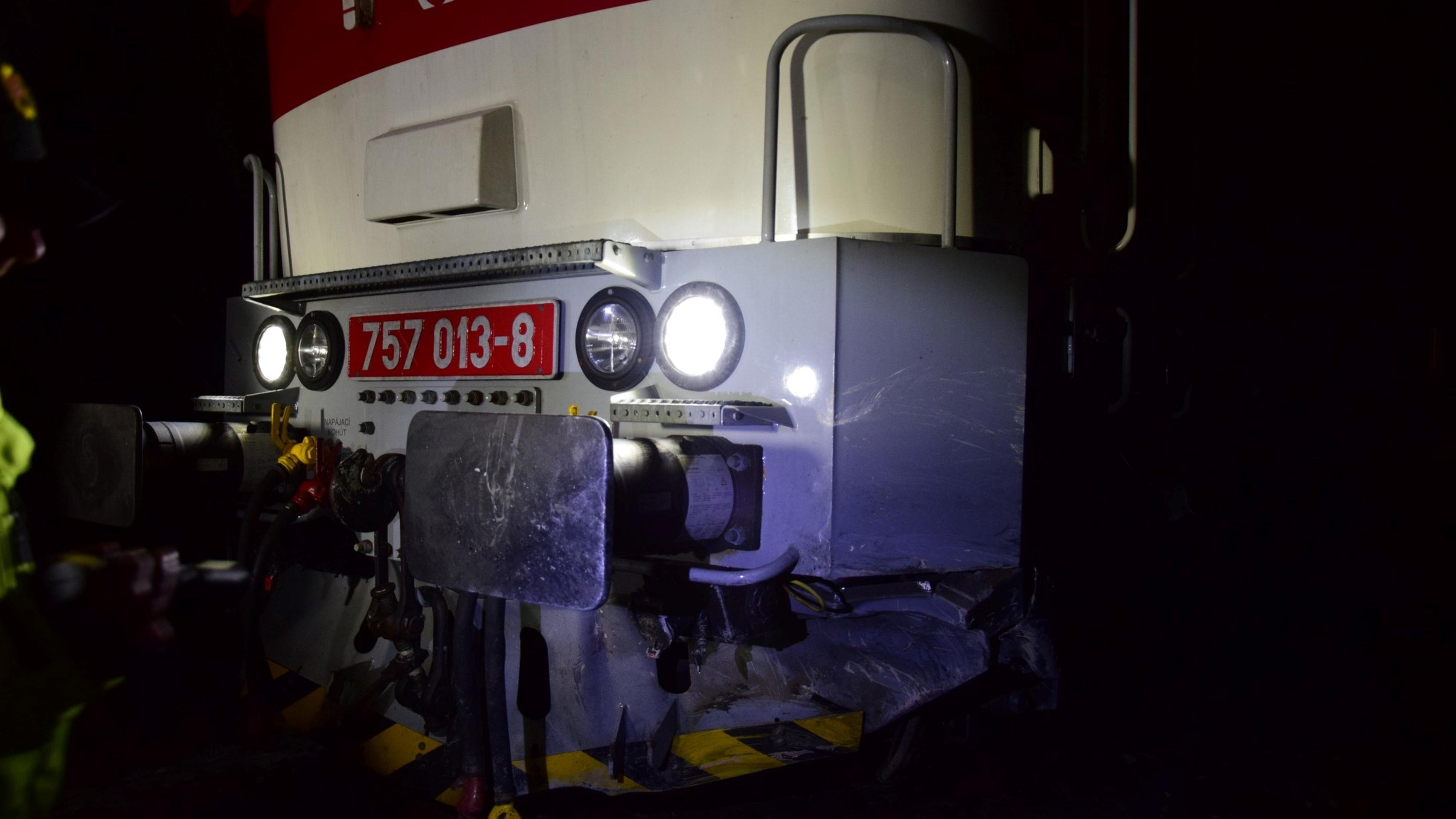 Po nehode sa auto ocitlo na koľajniciach, chvíľu na to ho prebúral vlak