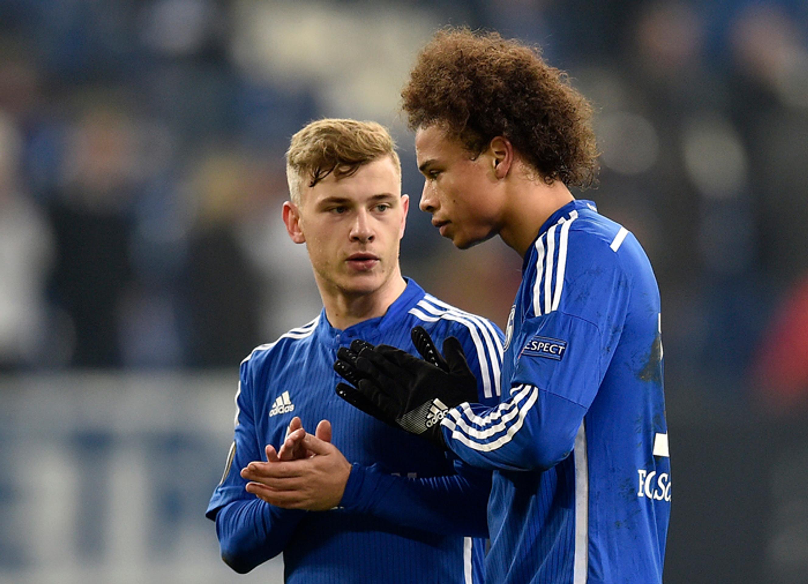 Talent tímu FC Schalke 04 Max Meyer (vľavo) a Leroy San debatujú počas zápasu EL UEFA proti APOEL Nikózia.