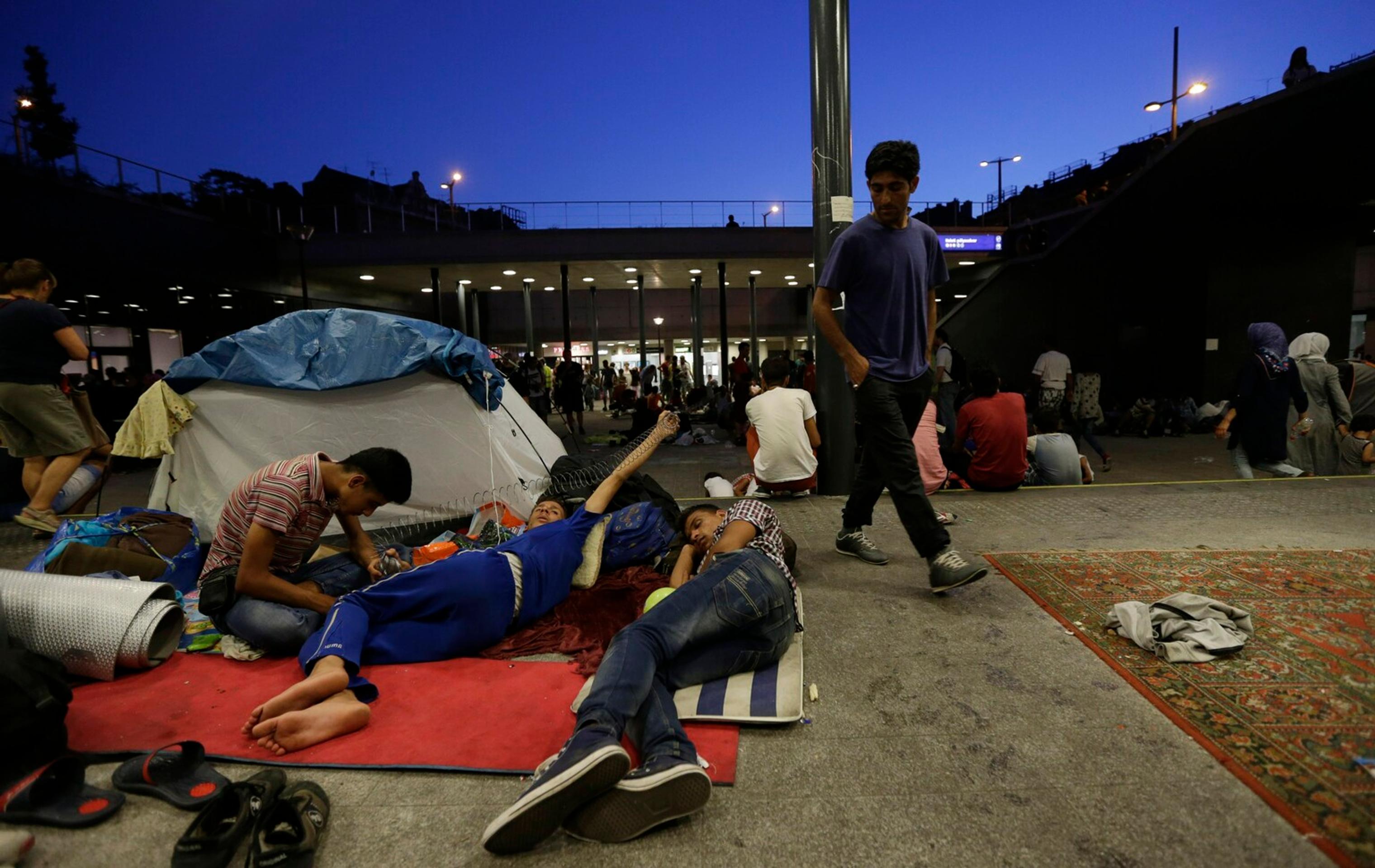 Utečenci pred stanicou oddychujú