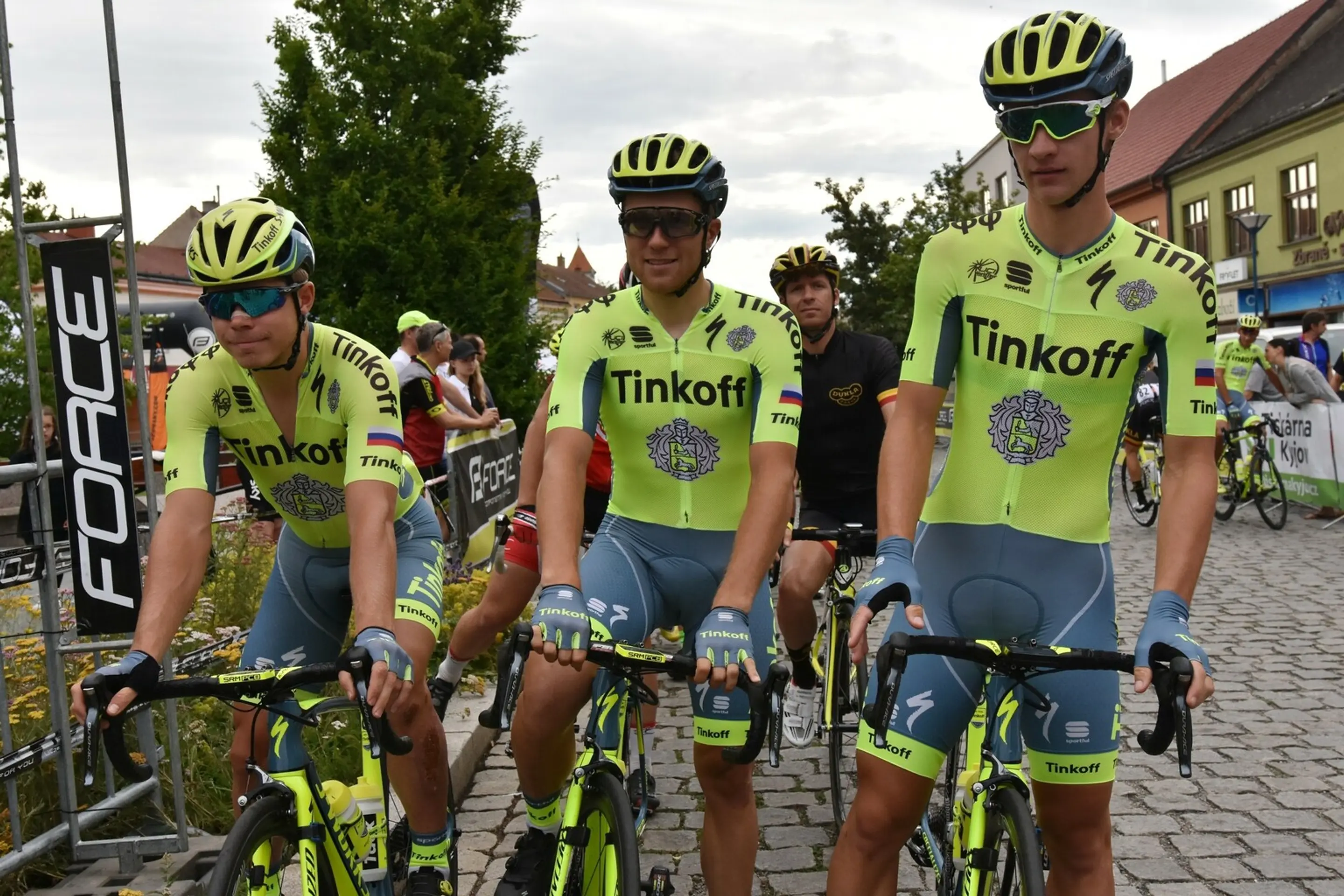 Zľava: Juraj Sagan, Michael Kolář a Erik Baška (všetci Tinkoff Team) pred štartom cestných pretekov na spoločných majstrovstvách