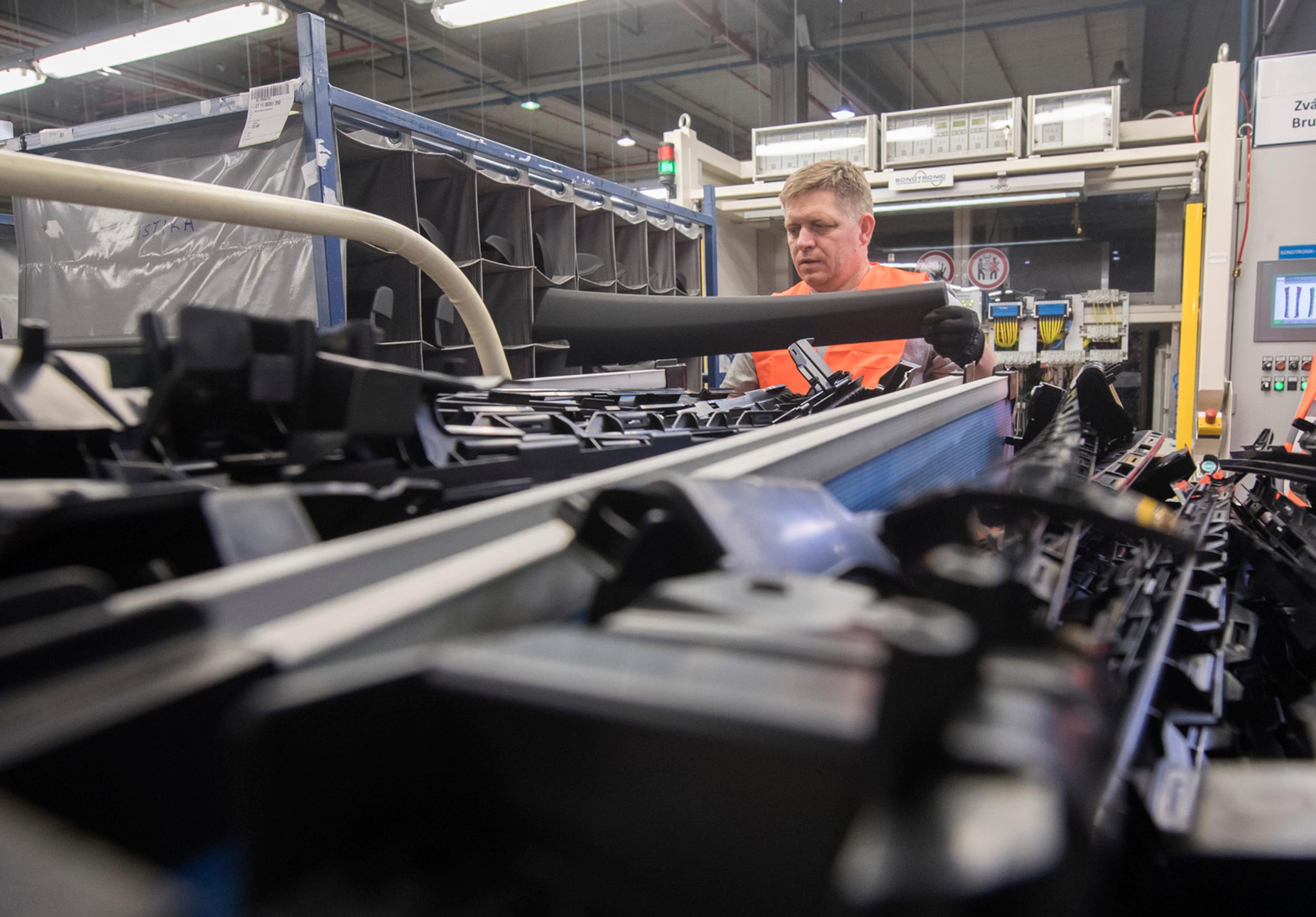 Záchranári prehľadávajú ruiny vybuchnutej továrne.