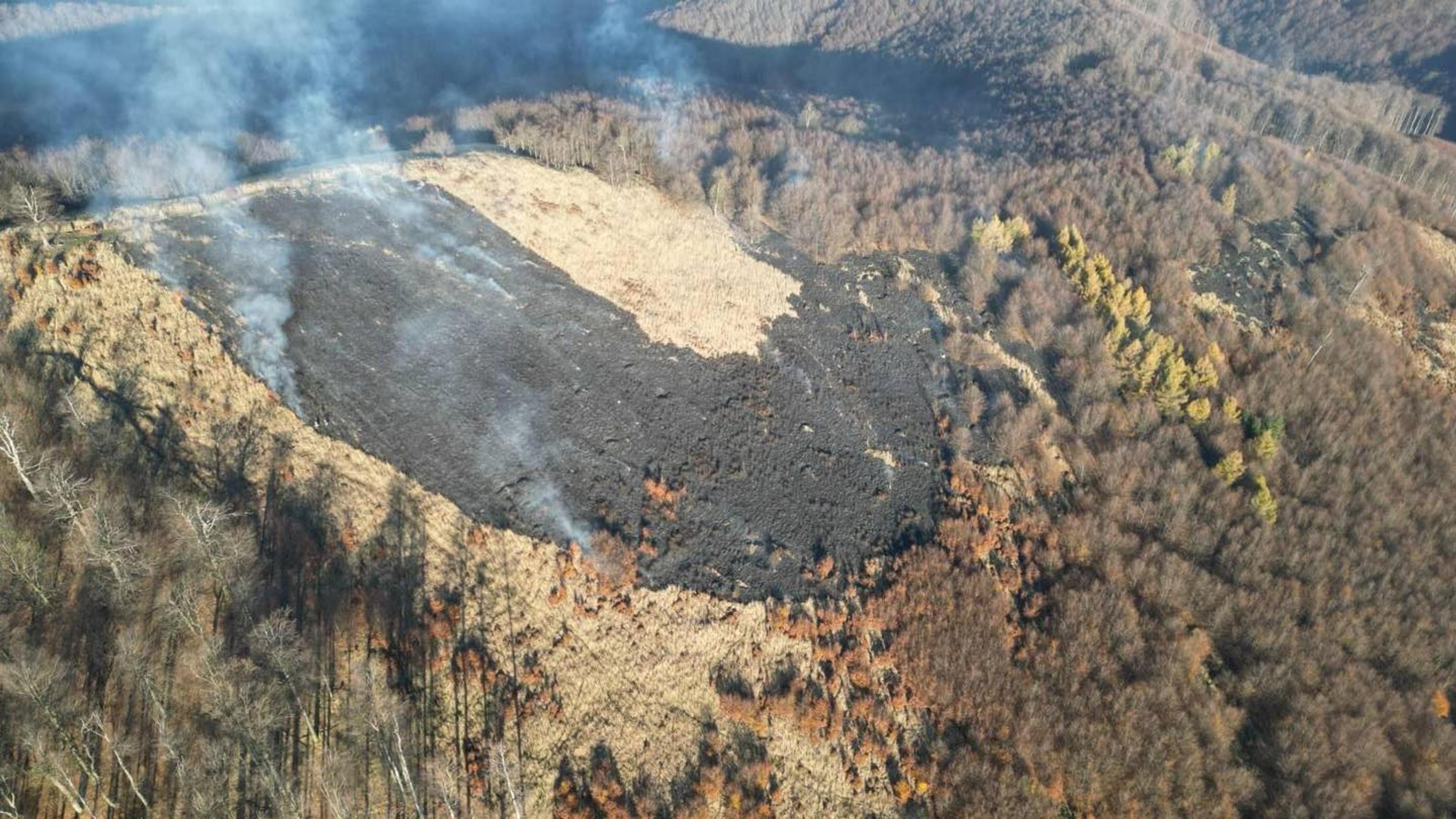 Pri požiari zasahujú desiatky hasičov.