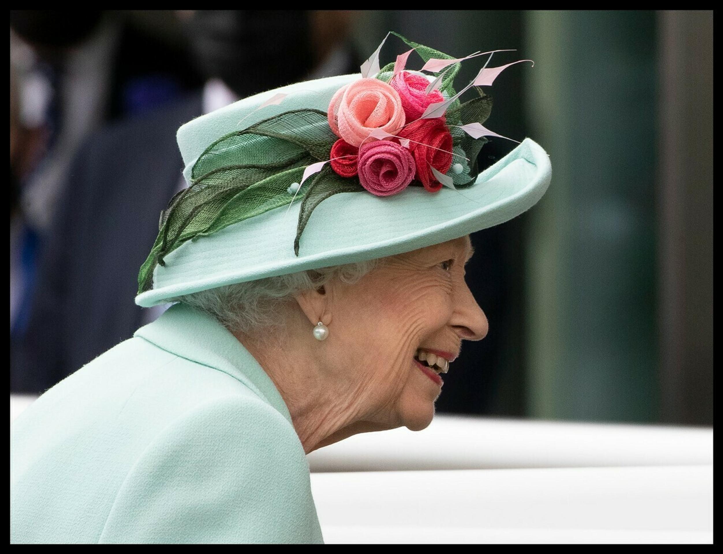 Kráľovná Alžbeta II. navštívila prestížne dostihy.