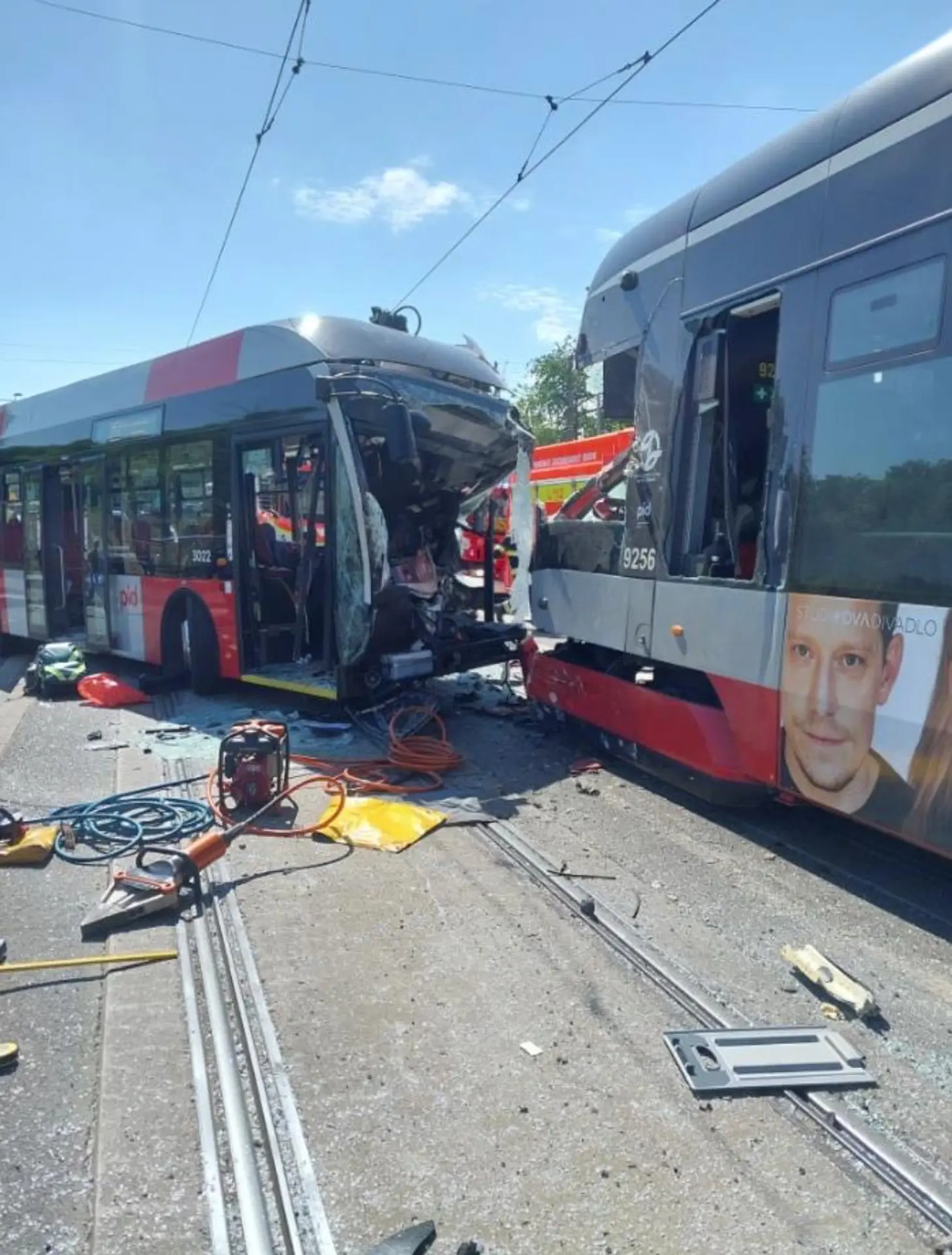 Zrážka električky s autobusom v Prahe.