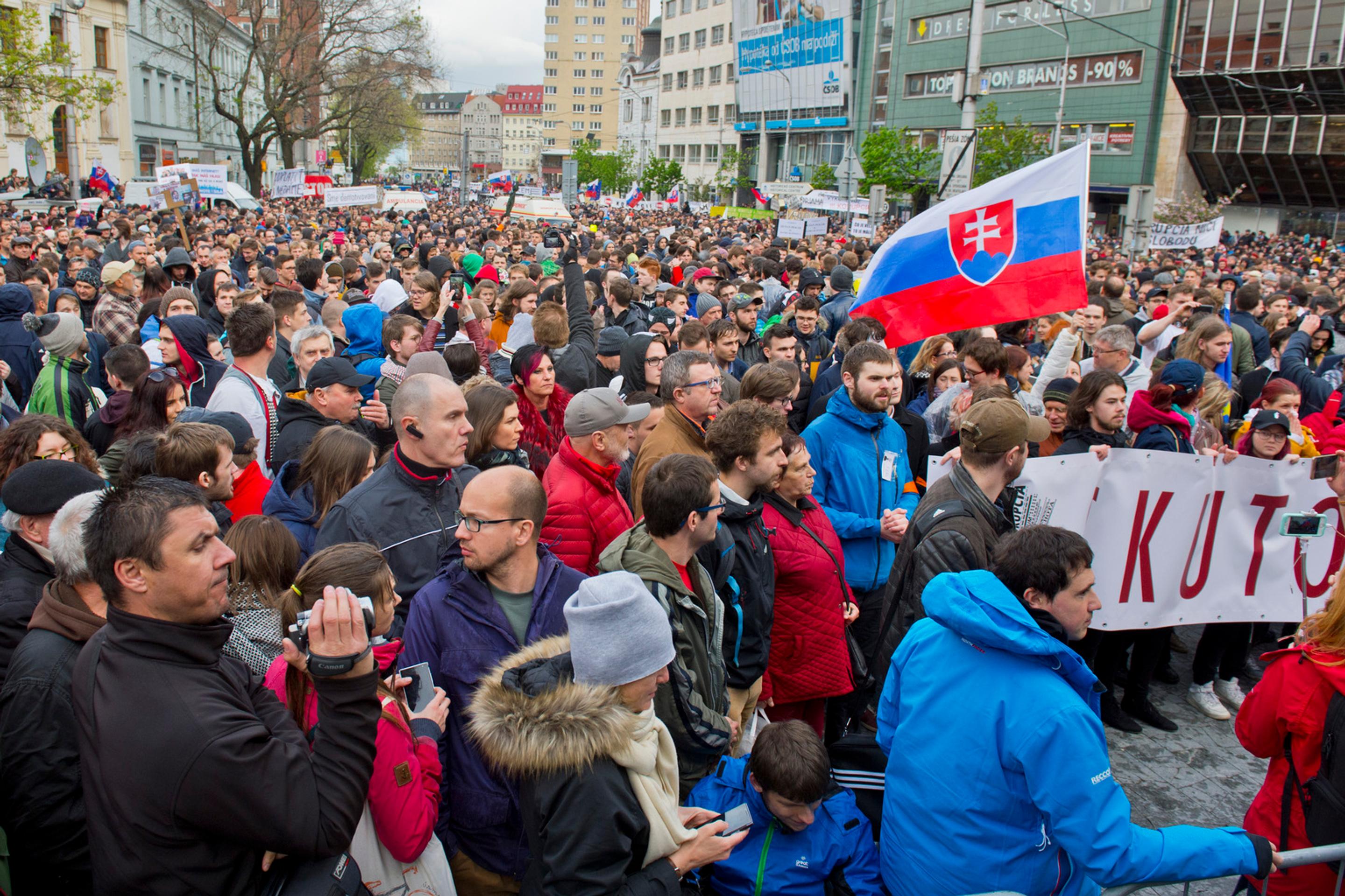 Na snímke účastníci protestu proti korupcii na Námestí SNP v Bratislave 18. apríla 2017.